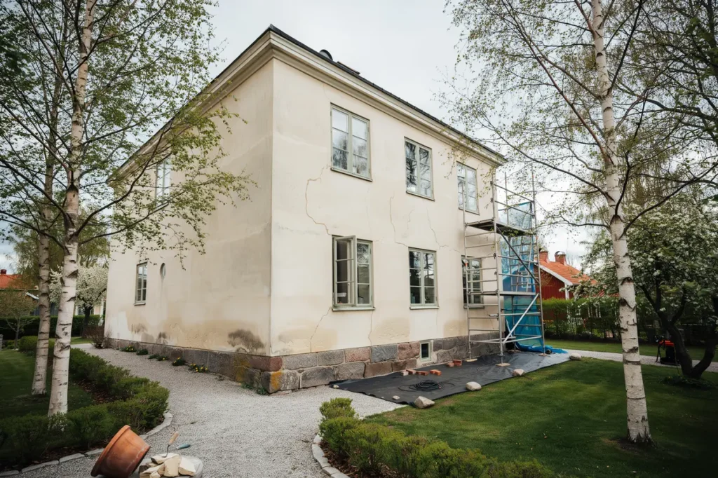fasadrenovering p putsat hus s uppt cker du sprickor i tid och v ljer r tt tg rd